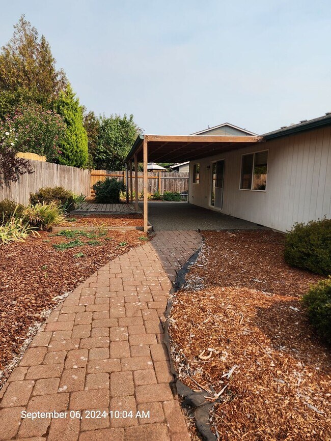 Building Photo - 531 SW Honeysuckle Ct