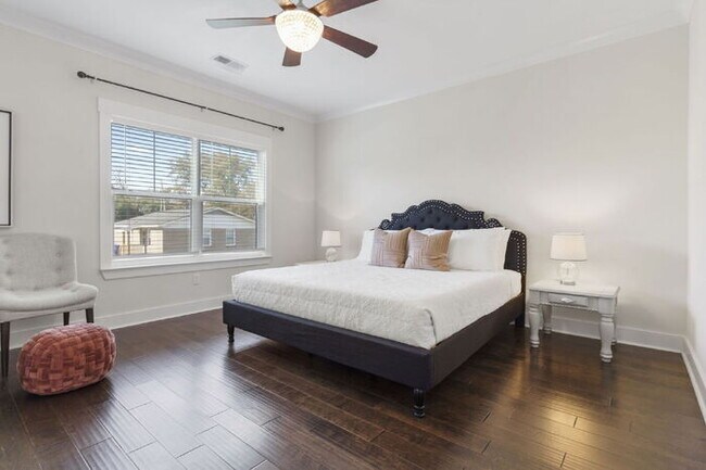Building Photo - Luxurious 4-Bed Townhouse with Fireplace &...