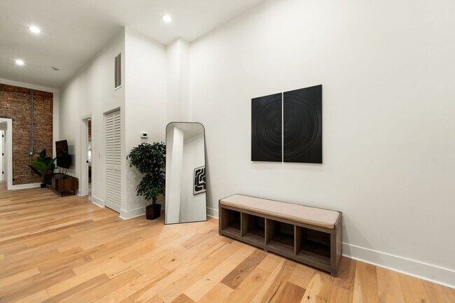 Building Photo - 1941 W Augusta Blvd