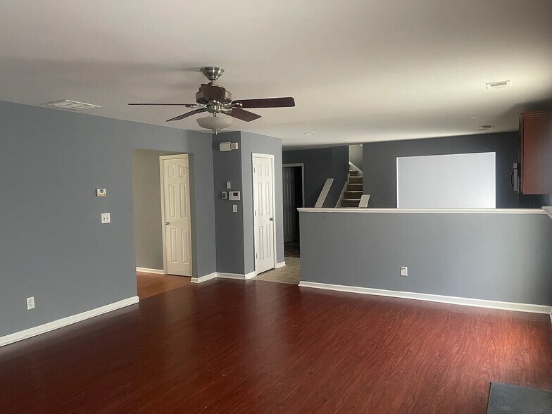 Building Photo - Room in House on Walton View