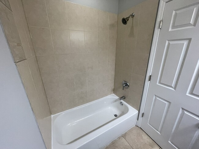 Building Photo - 6442 N Hamilton Ave