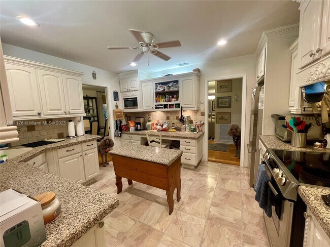Building Photo - 1013 E Cypress Dr
