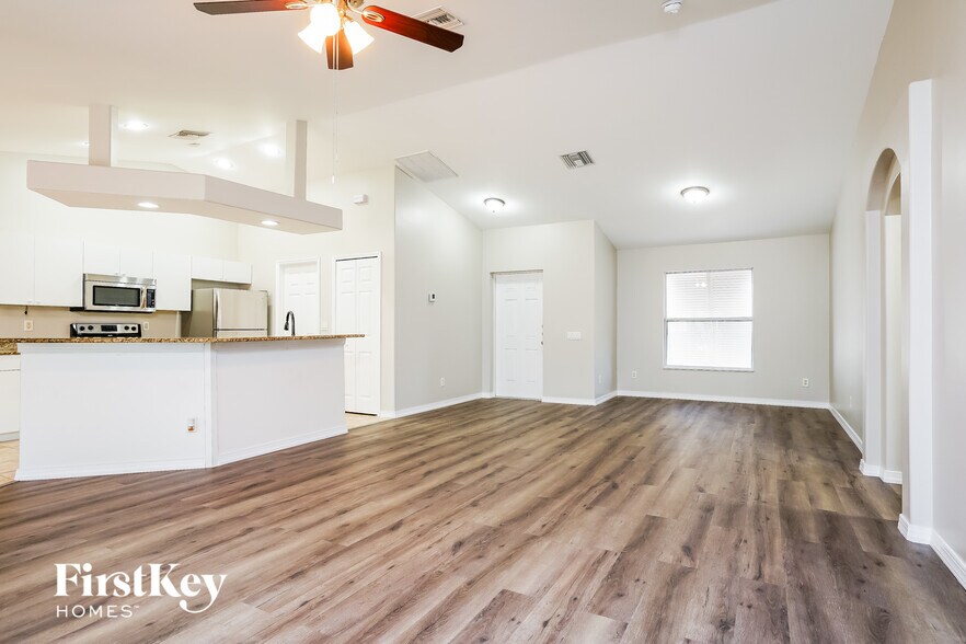 Building Photo - 4028 NE 10th Pl