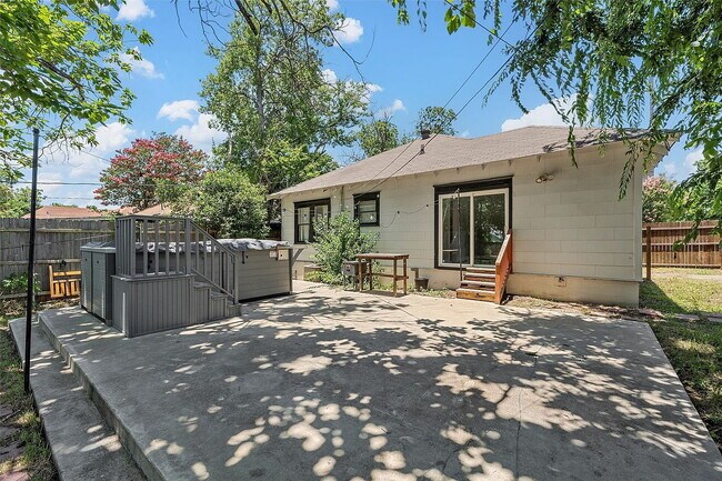Building Photo - Charming 1924 Corner-Lot Home with Original Character and Modern Comforts