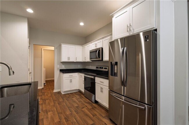 Building Photo - 214 Oakwood Dr