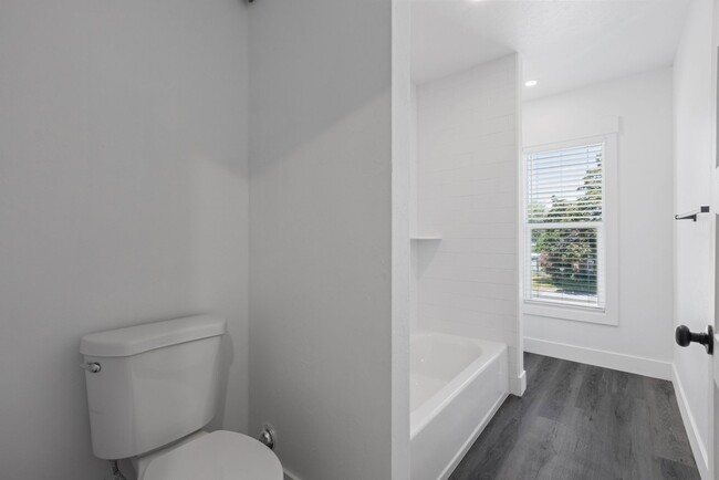 Building Photo - 5 Bed 2 Bath MODERN HERITAGE HOME