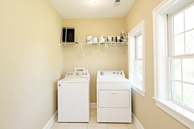 Building Photo - Charming Move-in Ready Downtown Home With Updates