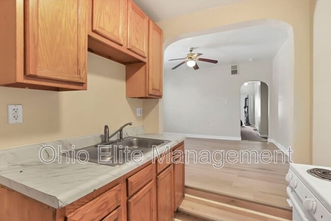 Building Photo - 347 1/2 E Welch Ave