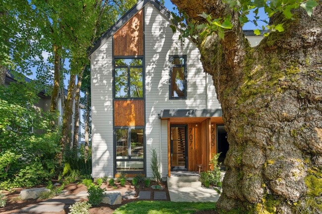 Building Photo - Skyview Townhome: Luxury Living in Lake Oswego's Premier First Addition Neighborhood