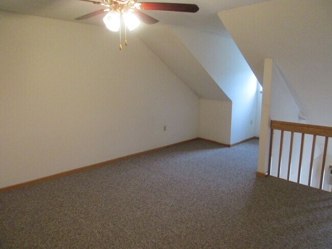 Building Photo - 3 Bedroom, 2 Bath