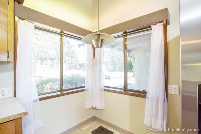 Building Photo - Charming Mid-Century Modern Ranch | 3 Bed | 2 Bath | One-Level Living | Prime Cedar Mill Location...