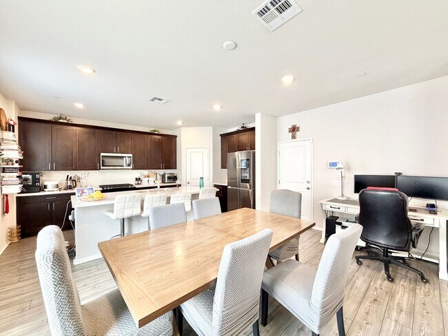 Building Photo - Modern 5 Bedroom 3 Bathroom Home in Tierra Del Sol with INCLUDED Solar & Low-Maintenance Living