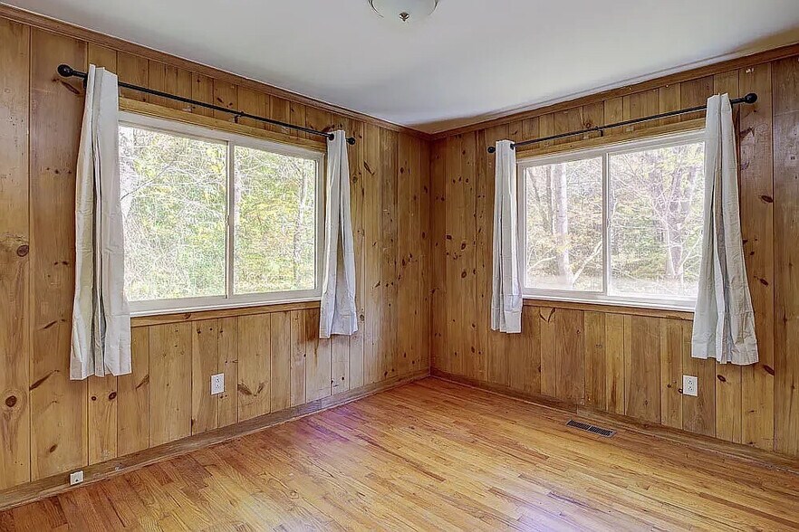 Building Photo - Room in House on Hillsborough St