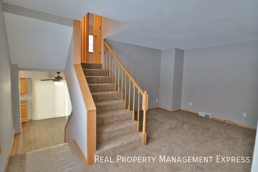 Building Photo - Spacious 3 Bedroom Duplex on the East Side...
