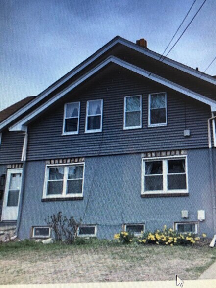 Building Photo - 121 Maple St