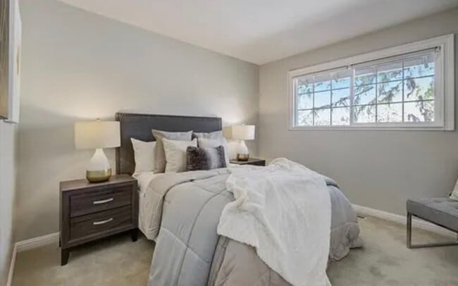 Building Photo - Spacious Single Family Home