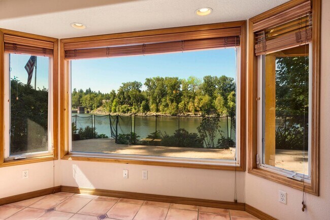 Building Photo - 14239 SE Fairoaks Ln