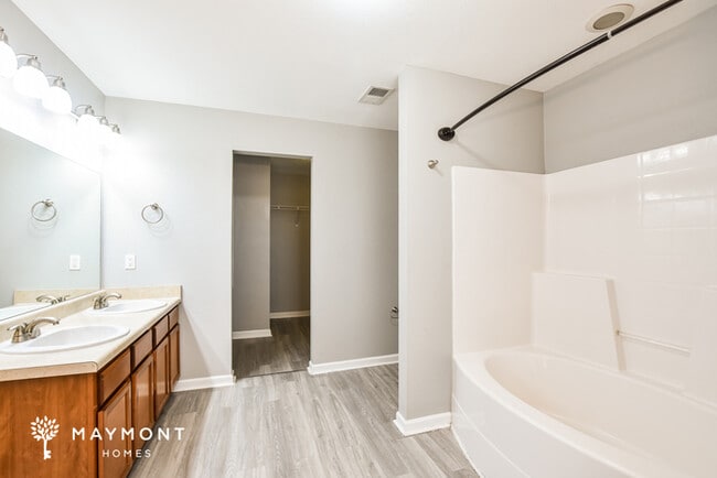 Building Photo - Spacious Two Story Home