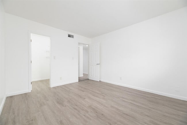 Building Photo - 1401 NE 17th Ct