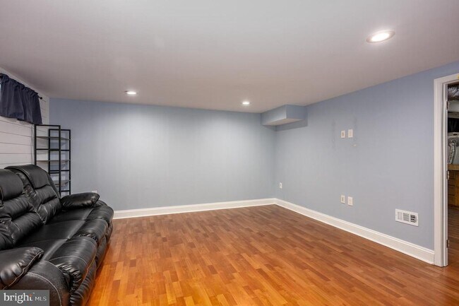 Building Photo - 427 Westham Way