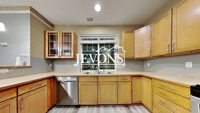 Building Photo - Experience this beautiful SeaTac single-family home with an equipped kitchen, high ceilings, near...