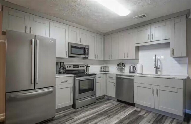 Building Photo - 846 Park Pl NE