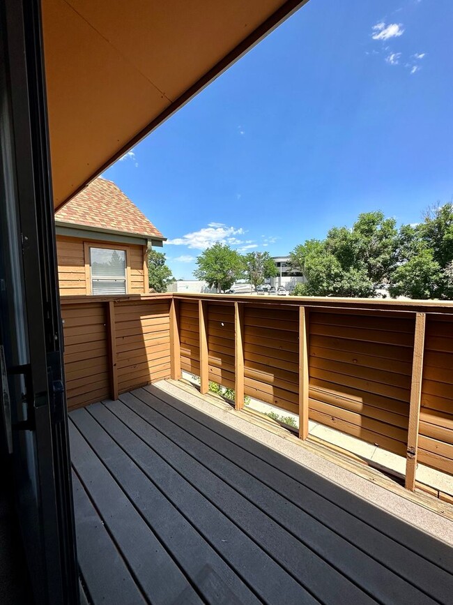 Building Photo - Spacious and Bright Top-Floor Apartment wi...