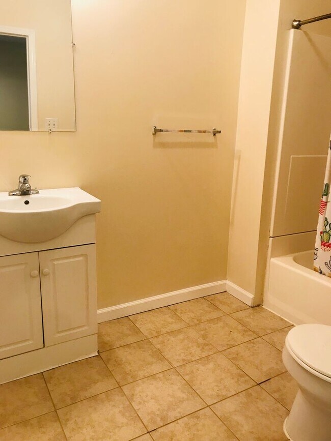 Building Photo - Gorgeous 6-Bedroom Townhouse One Block fro...