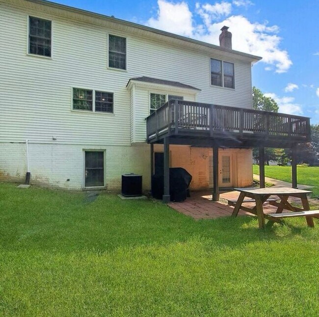 Building Photo - Amazing 5 BR/3.5 BA Single-Family Home in ...