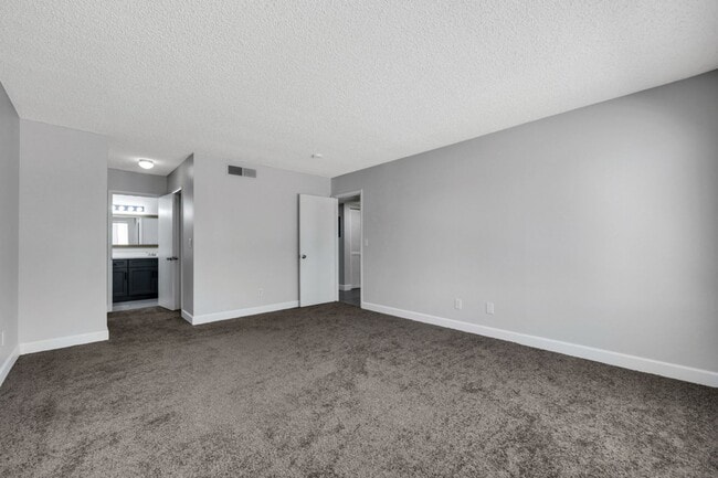 Building Photo - Gorgeous Remolded 2 bedroom condo