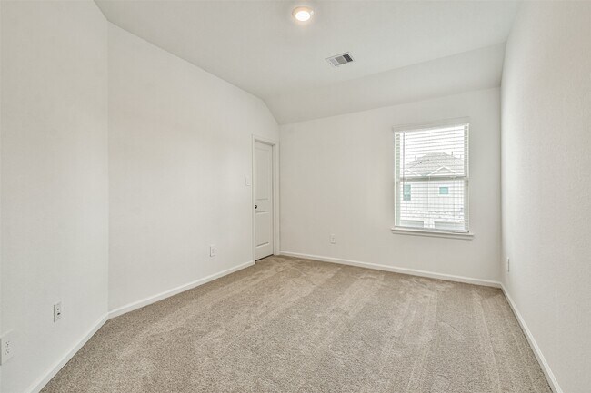 Building Photo - 678 Royal Arch Dr