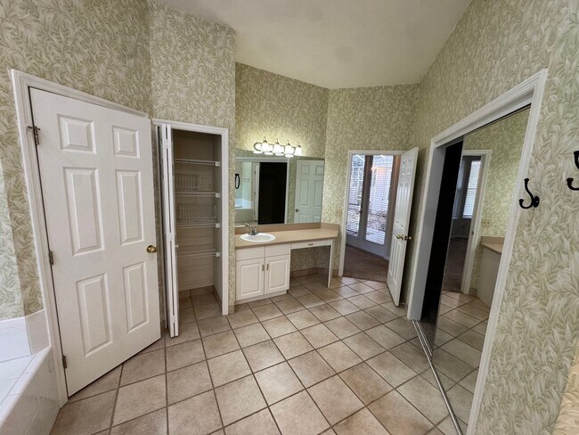 Building Photo - 4404 SW 91st Dr