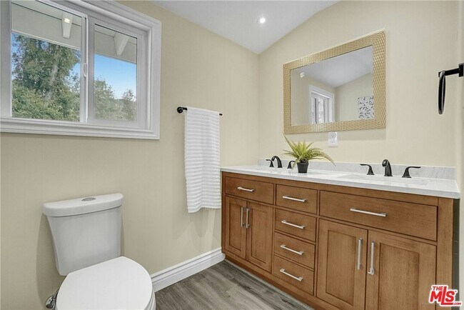 Building Photo - 222 El Cielo Ln