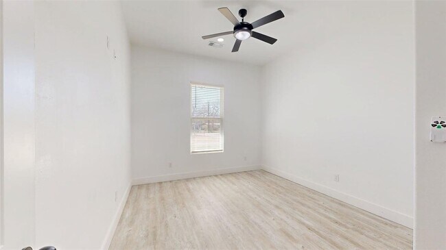 Building Photo - 4867 N Oakland Ln