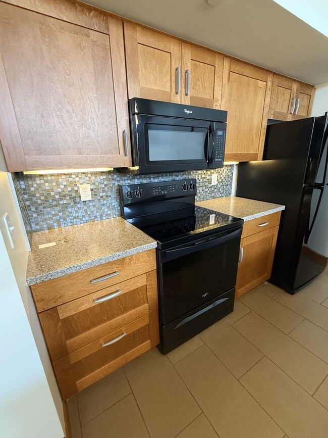 Building Photo - Luxury Apartment