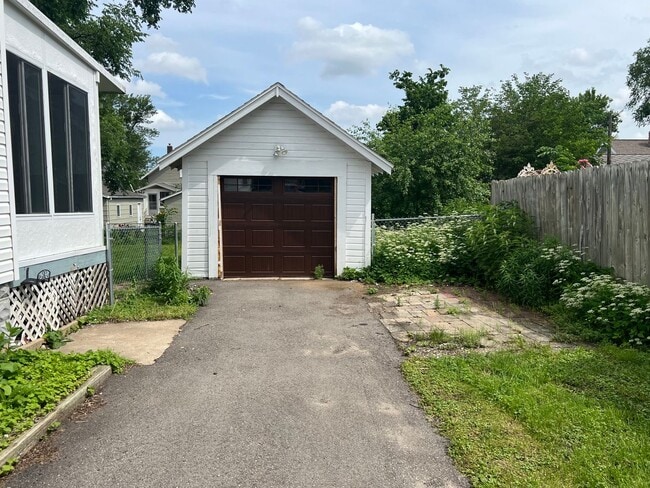 Building Photo - 3 Bedroom, 1 Bathroom Single-Family Home!