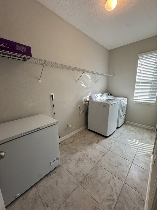 Building Photo - Shearwater, 4 bedroom 3.5 bath home for rent.