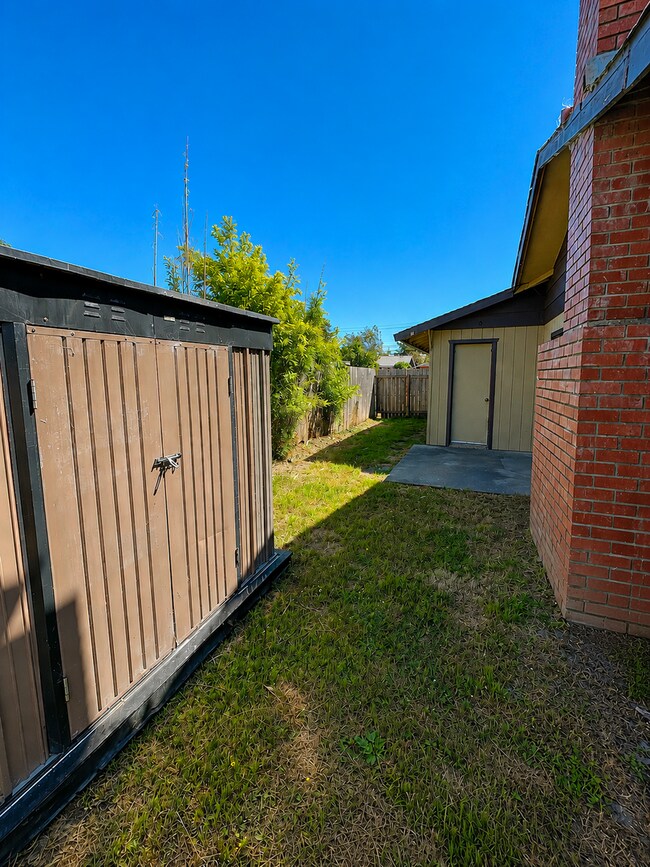 Building Photo - 1704 Antoine Ave