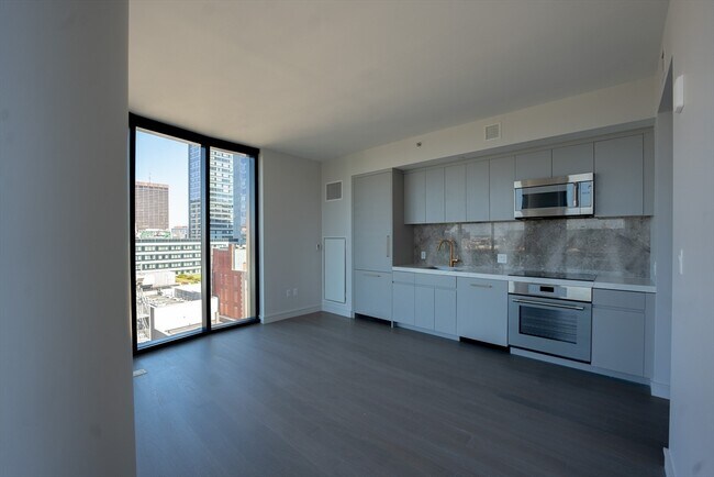 Building Photo - 55 Lagrange St