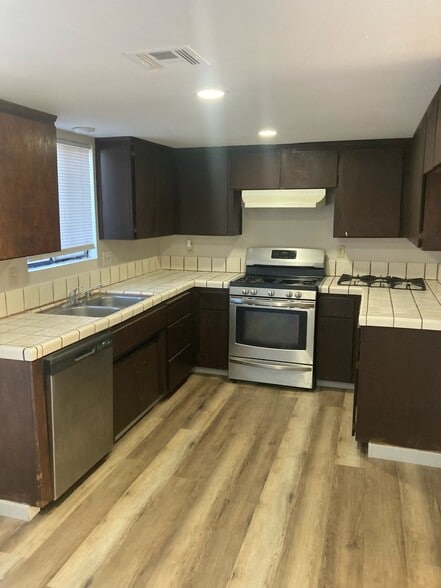 Building Photo - 1099 Stonegate Cove Dr