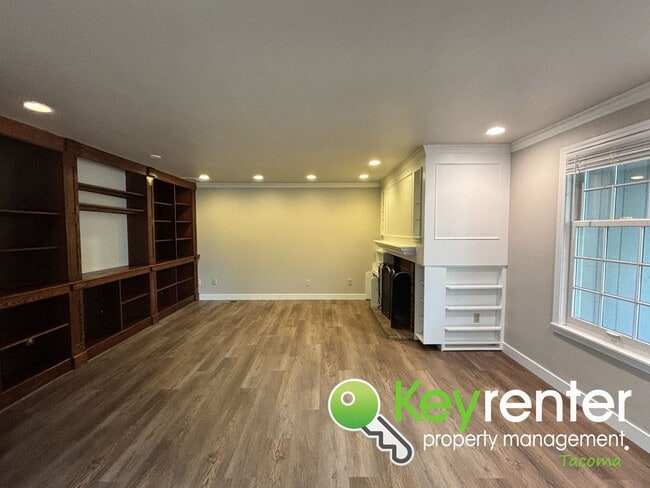 Building Photo - Stylishly Updated Lakewood Home in Seclude...