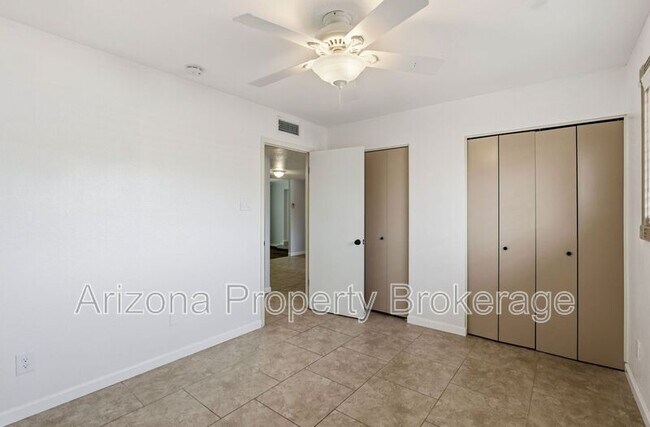 Building Photo - 1704 E Bell De Mar Dr