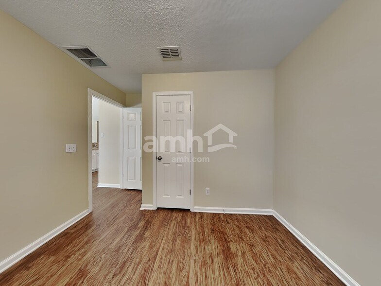 Building Photo - 1379 Samantha Cir E