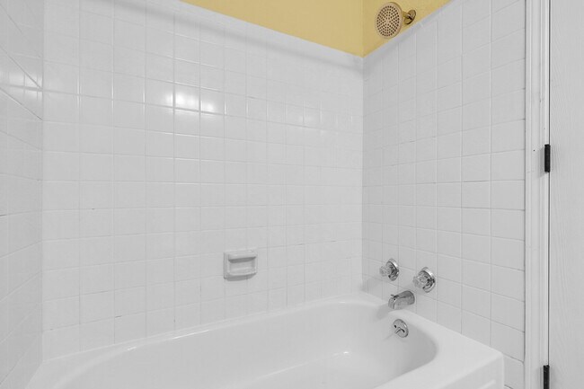 Building Photo - $2,600 - 3 Bed, 1.5 Bath Condo in Aurora w...