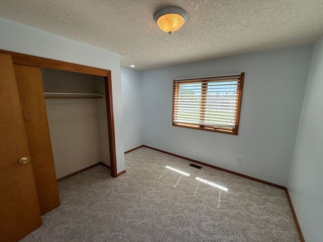 Building Photo - 460 SE Conifer Pl