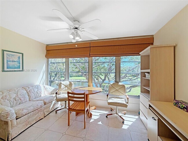 Building Photo - 1030 Country Club Dr