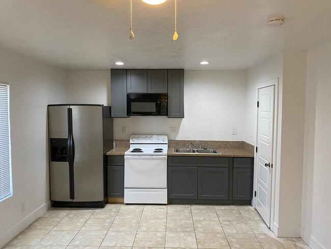 Building Photo - One story one bedroom Duplex Apartment, All Tile Floors!!! All Appliances!! Big back yard!! Recen...