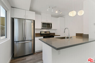 Building Photo - 6736 Woodley Ave