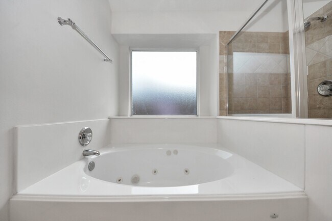 Building Photo - 8719 Sailing Dr