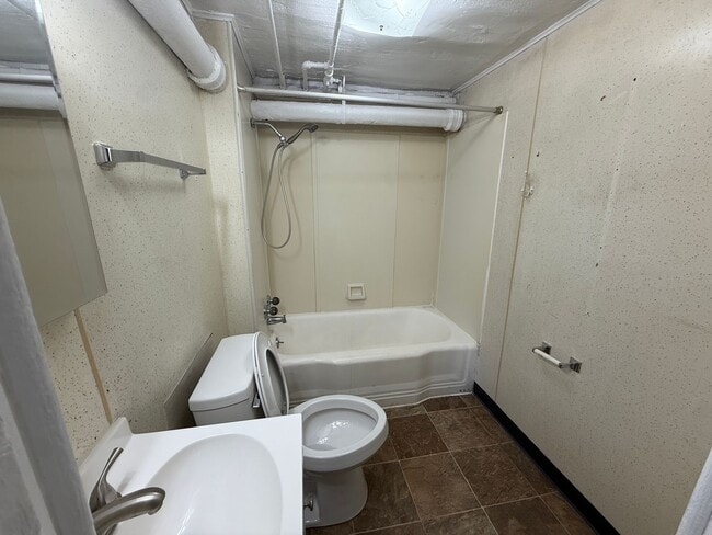 Building Photo - 1 bedroom, 1 bathroom Apartment! AVAILABLE NOW!